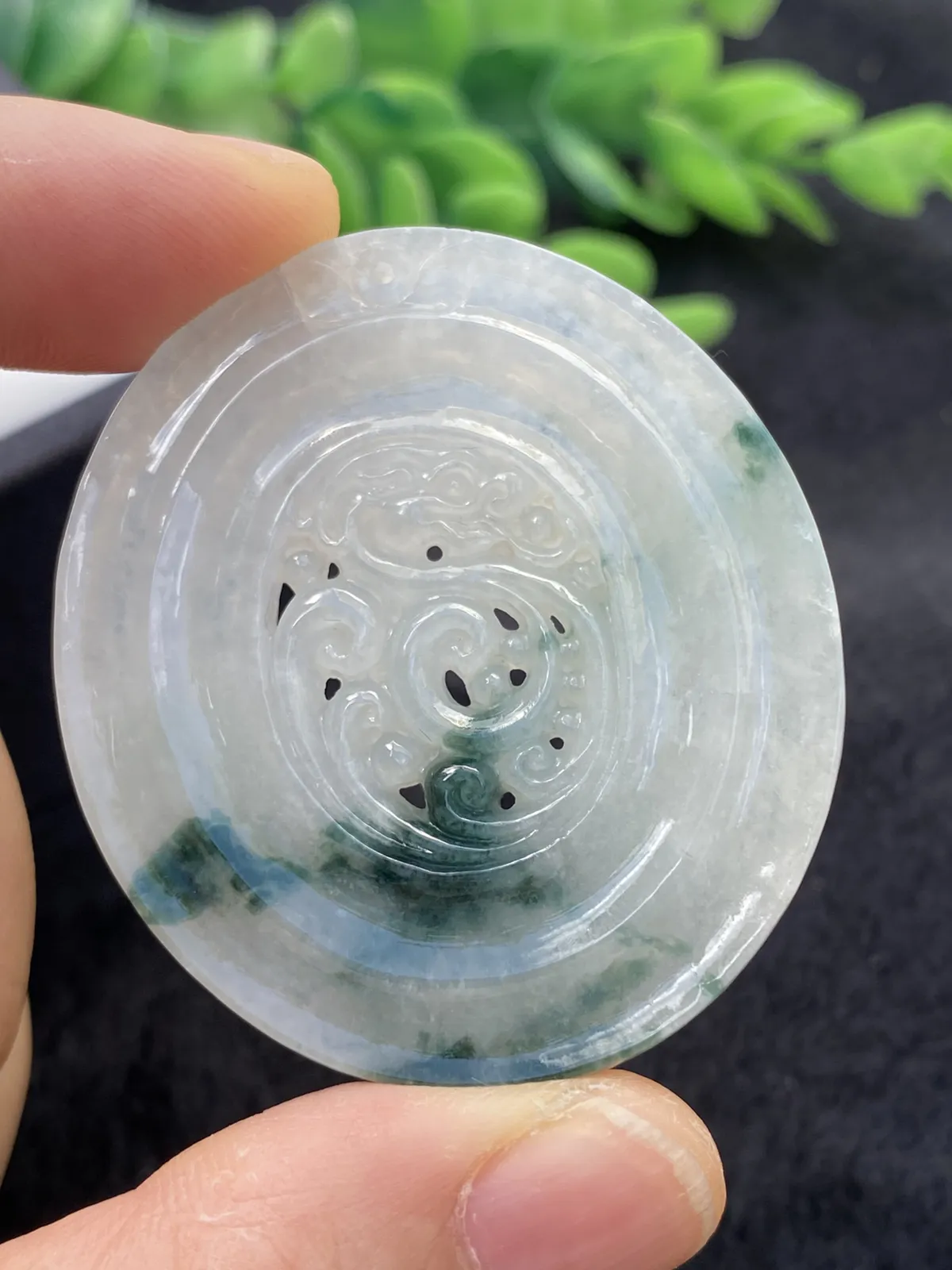 推荐【飘花龙扣】水润，细腻，飘蓝绿花，飘花处像一把燃起的阿拉丁神灯，能让人心想事成
