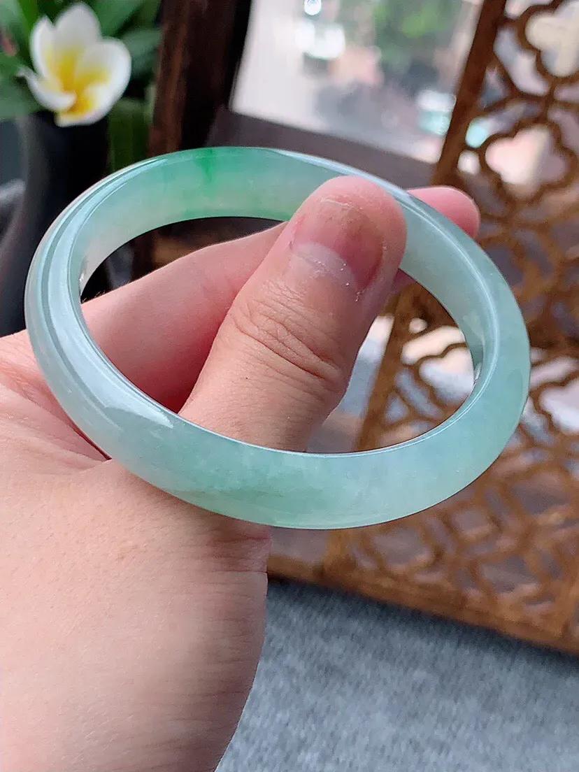 a货翡翠老坑冰种飘绿贵妃手镯53-54圈口 尺寸53.5×47×10.8×6.7mm 重量36.52g 0622