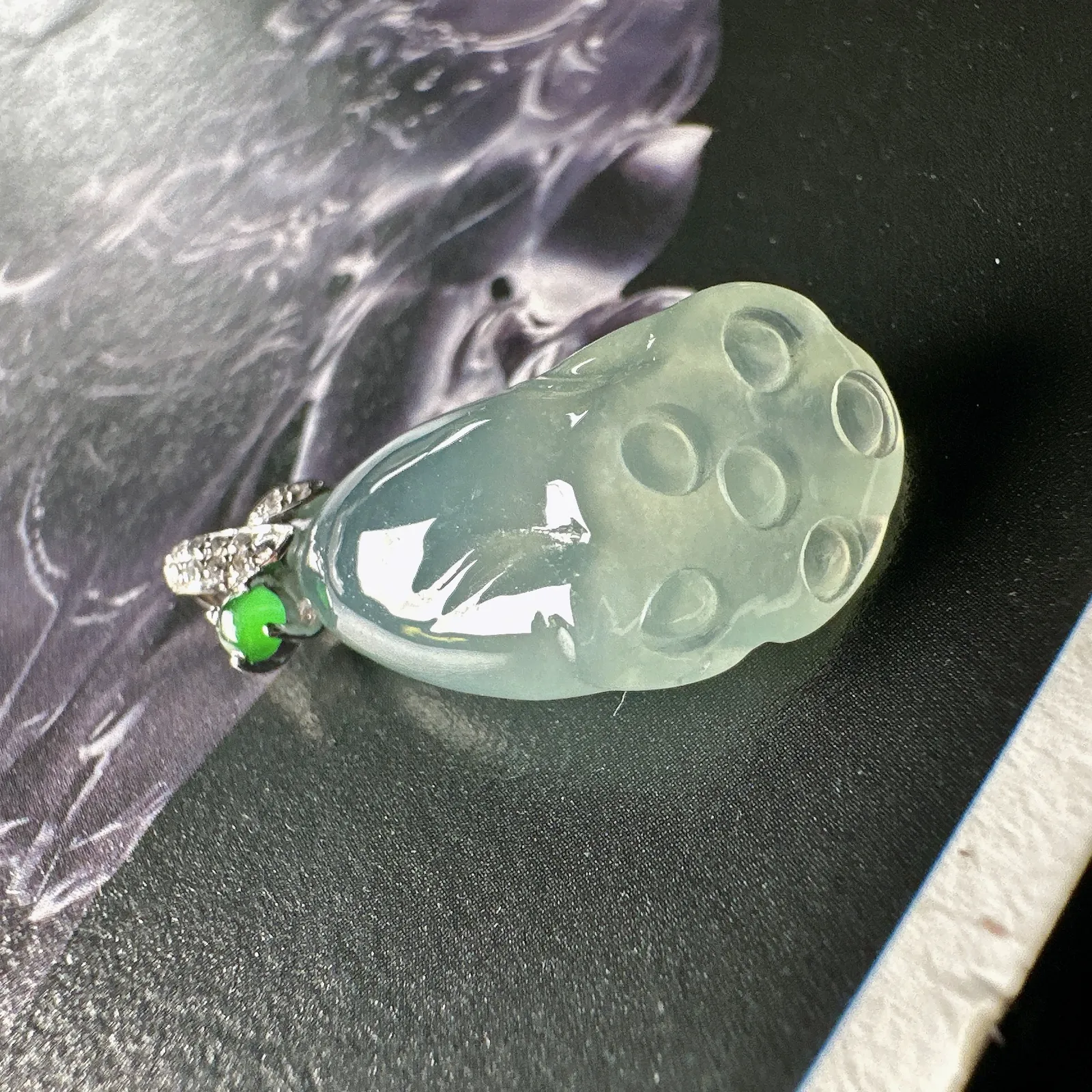 【冰种莲蓬】颜色种水都属于上乘品质，质地很不错，冰透细润，光泽度上佳，18k金钻镶嵌，裸石尺寸21.