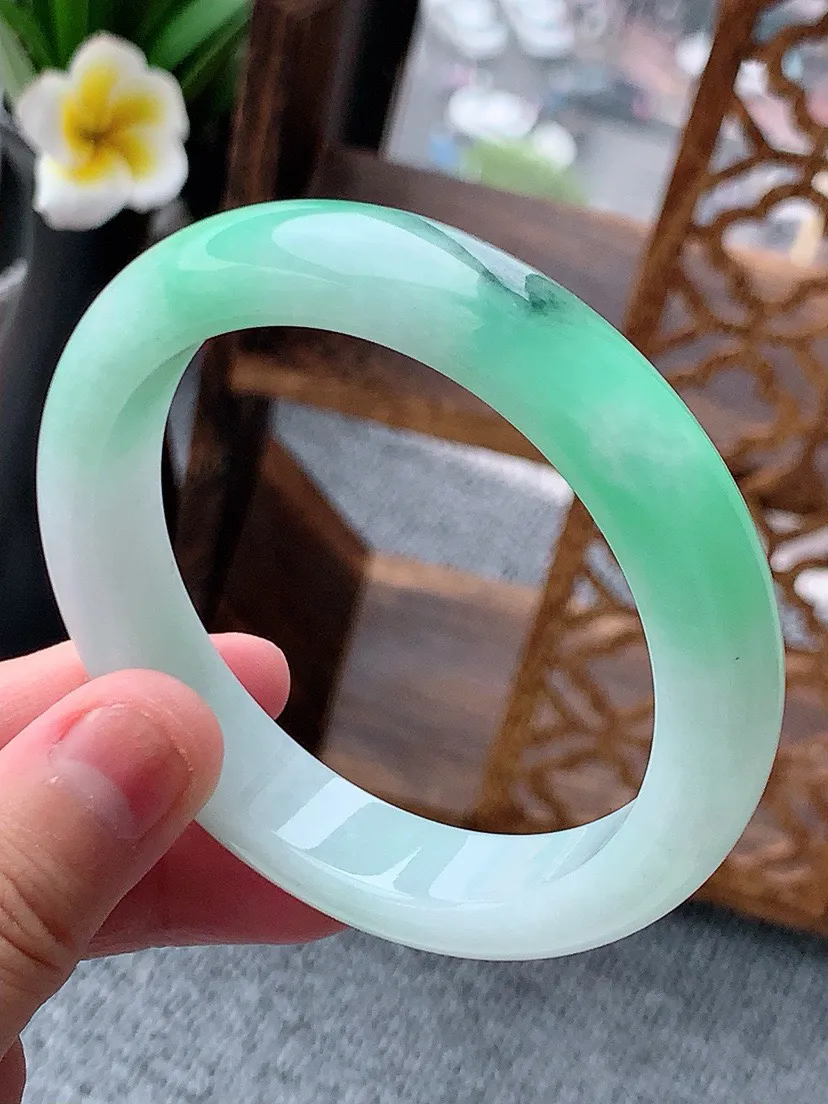 a货翡翠老坑飘绿正装正圈手镯56-57圈口  尺寸56.8×12×8.5mm 重量60.11g 0617
