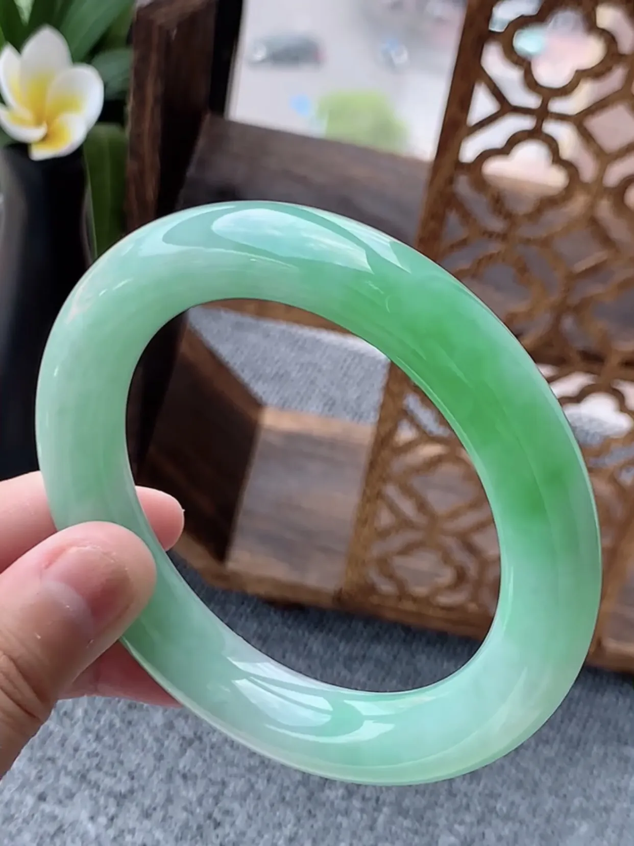 a货翡翠老坑种飘绿胖圆条手镯60-61大圈口 尺寸60.5×12.3mm 重量93.13g 0622