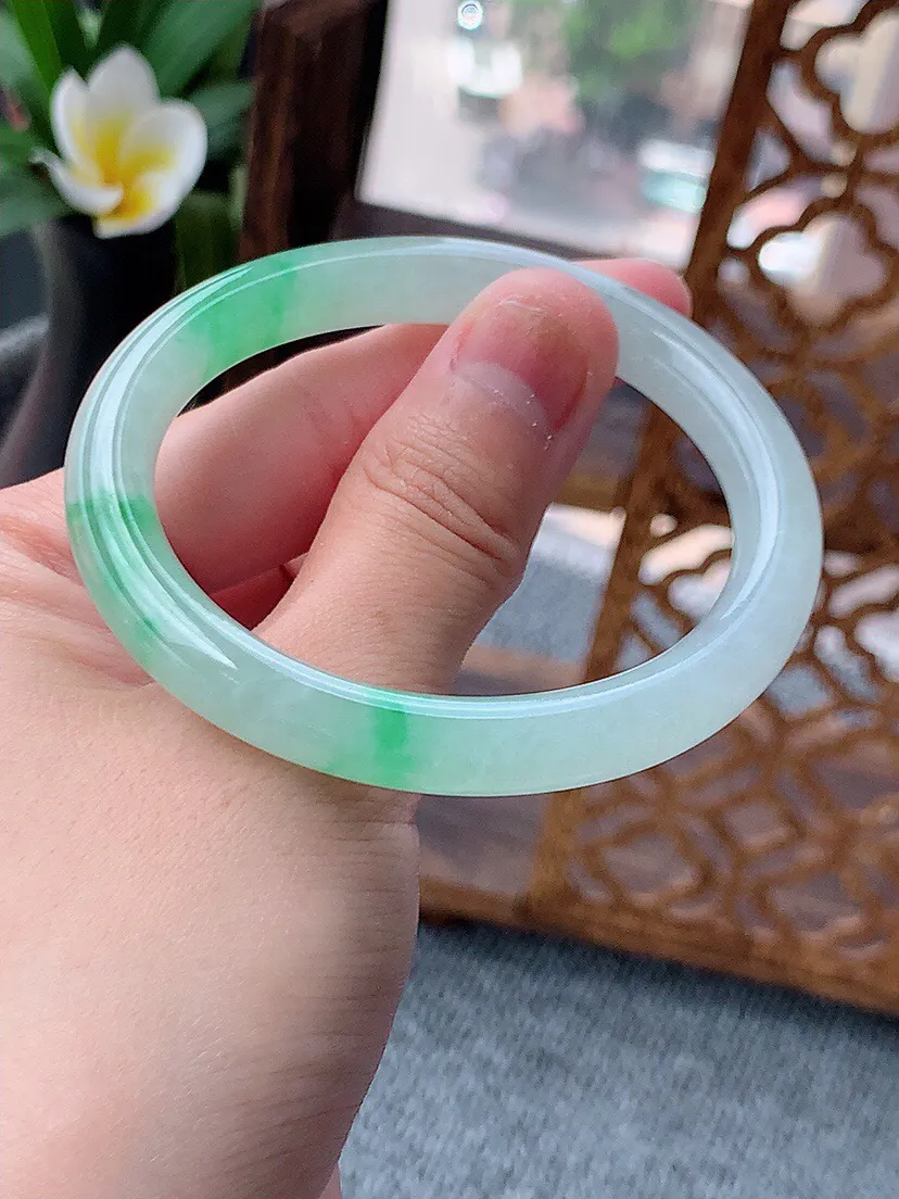 a货翡翠老坑冰种飘绿圆条贵妃手镯53-54圈口 尺寸53.3×47.8×8mm 重量32.9g 0622