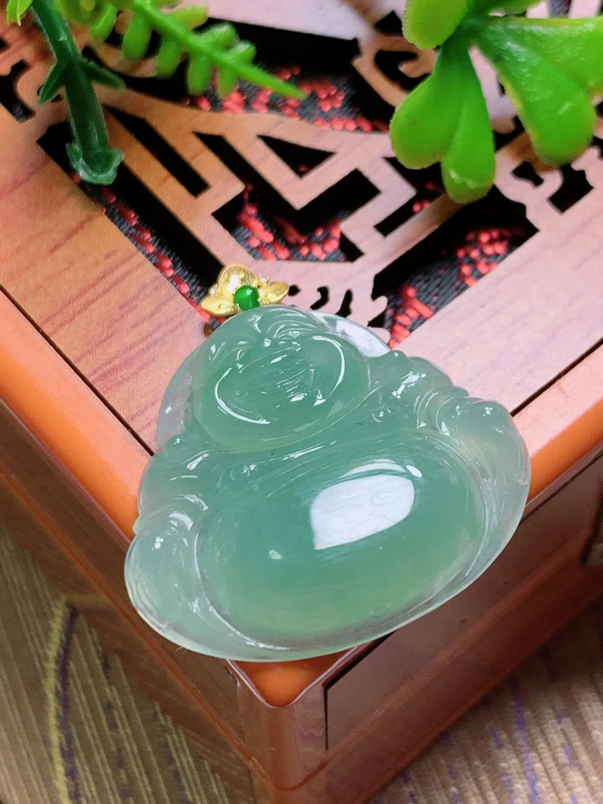精品推荐，缅甸天然A货翡翠，18K金扣镶嵌冰种晴绿佛公吊坠，种水好，颜色鲜艳，玉质水润细腻，工艺精湛，佩戴效果更佳。