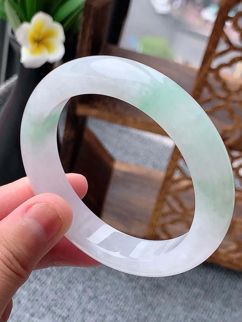 a货翡翠老坑飘绿厚装正装正圈手镯56-57圈口  尺寸56×12×9mm 重量64.00g 0617