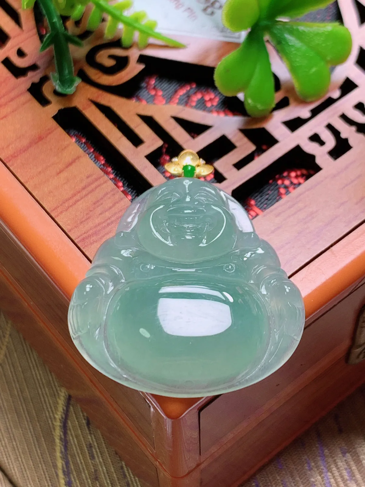 精品推荐，缅甸天然A货翡翠，18K金扣镶嵌冰种晴绿佛公吊坠，种水好，颜色鲜艳，玉质水润细腻，工艺精湛，佩戴效果更佳。
