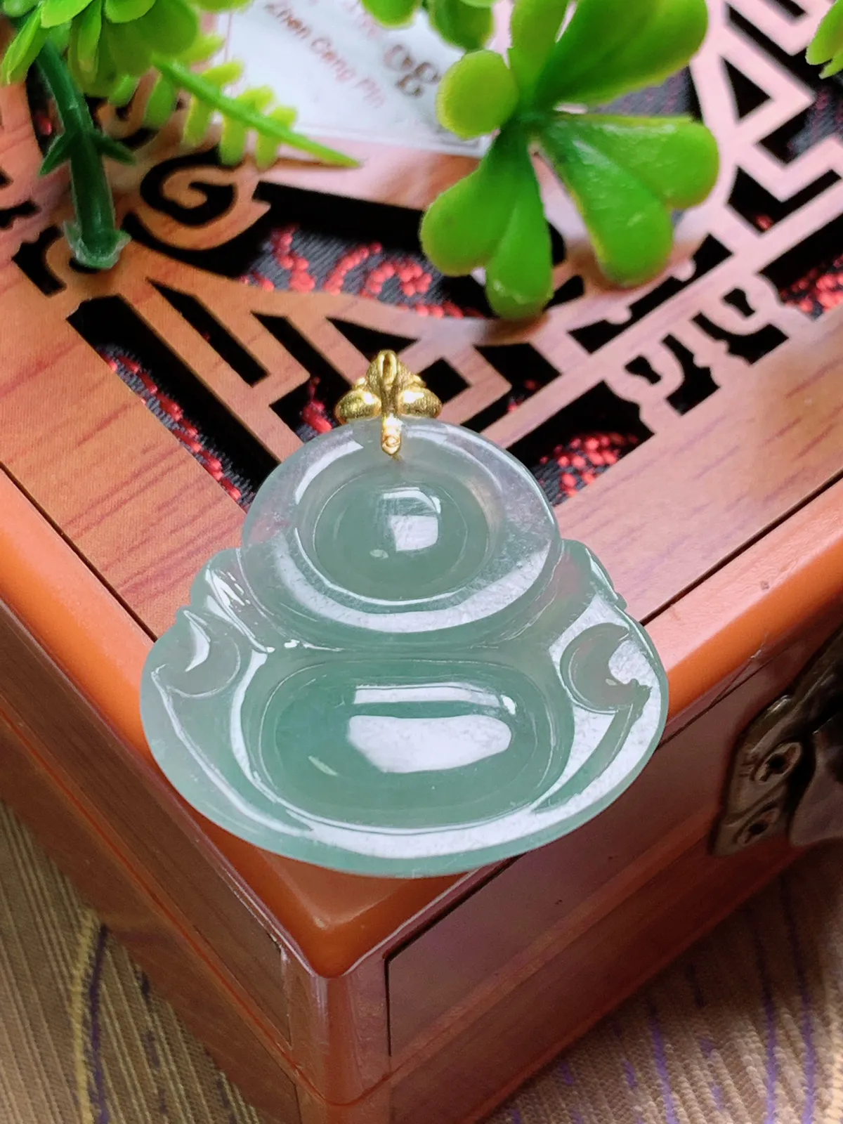 精品推荐，缅甸天然A货翡翠，18K金扣镶嵌冰种晴绿佛公吊坠，种水好，颜色鲜艳，玉质水润细腻，工艺精湛，佩戴效果更佳。