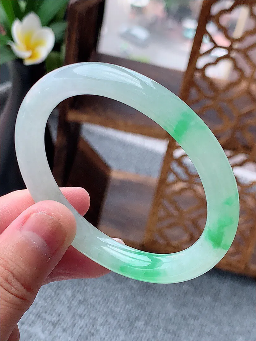 a货翡翠老坑冰种飘绿圆条贵妃手镯53-54圈口 尺寸53.3×47.8×8mm 重量32.9g 06