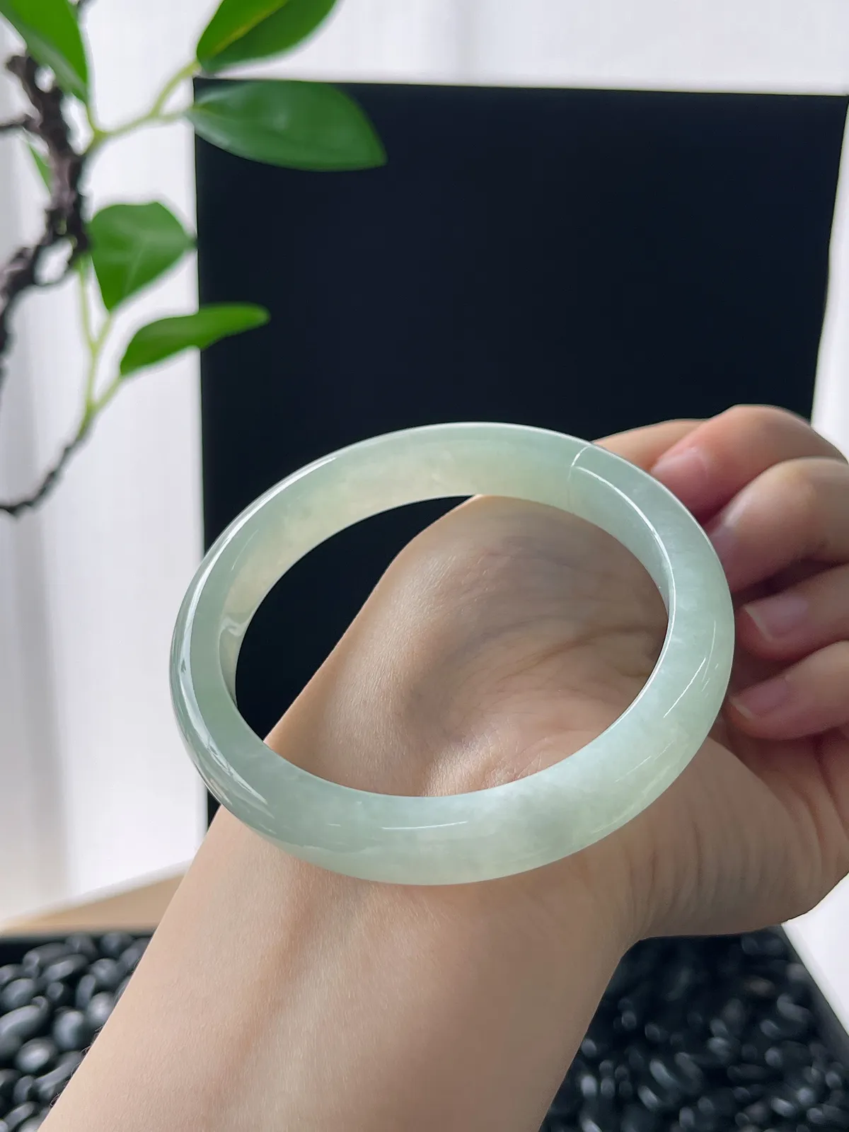 正圈57圈口，翡翠冰糯种淡绿手镯