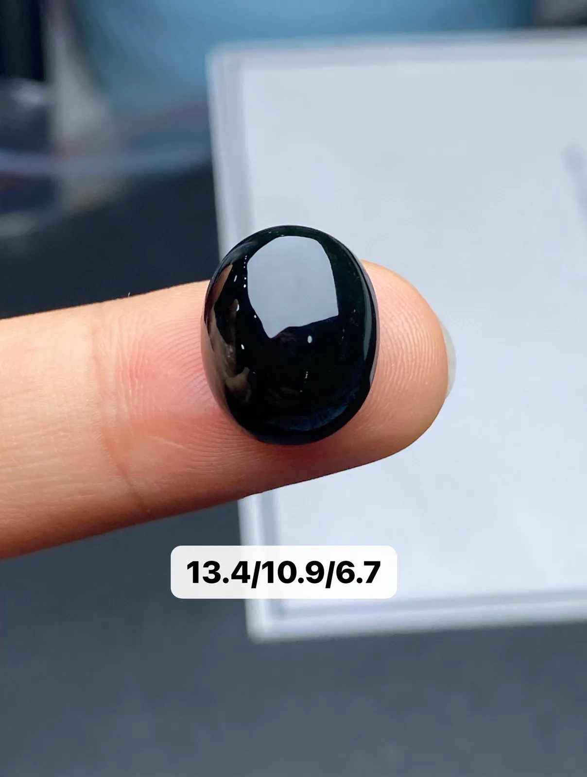 【墨翠裸石】
黑度好 灯打通透  品相饱满大气 尺寸13.4