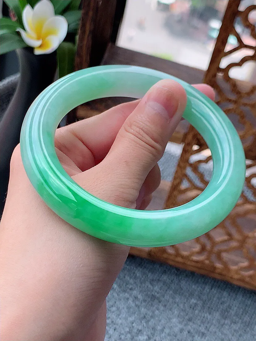 a货翡翠老坑种飘绿胖圆条手镯60-61大圈口 尺寸60.5×12.3mm 重量93.13g 0622