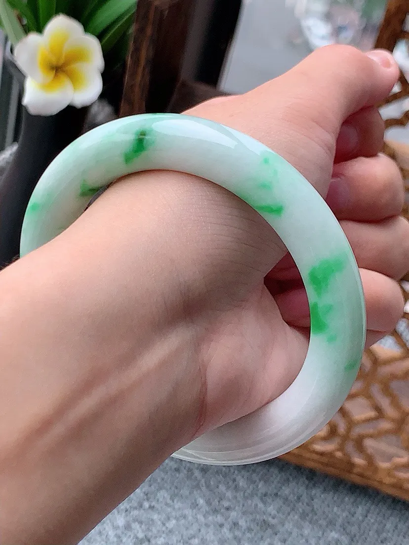 a货翡翠老坑飘阳绿圆条手镯58-59圈口  尺寸58×10.3mm 重量67.50g 0617