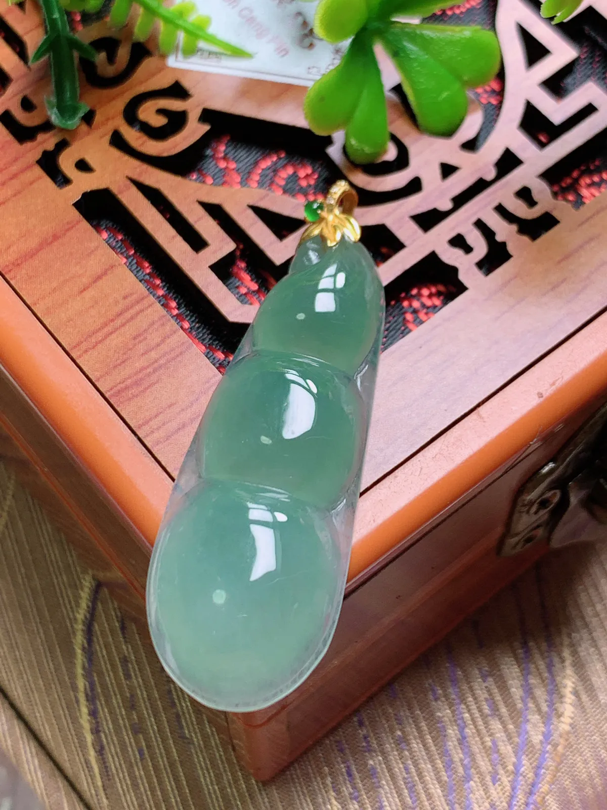 精品推荐，缅甸天然A货翡翠，18K金扣镶嵌冰种晴绿福豆吊坠，种水好，颜色鲜艳，玉质水润细腻，工艺精湛，佩戴效果更佳。