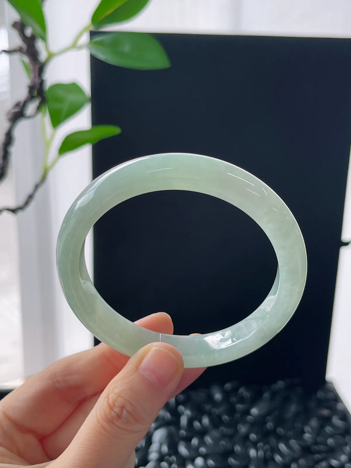 正圈57圈口，翡翠冰糯种淡绿手镯