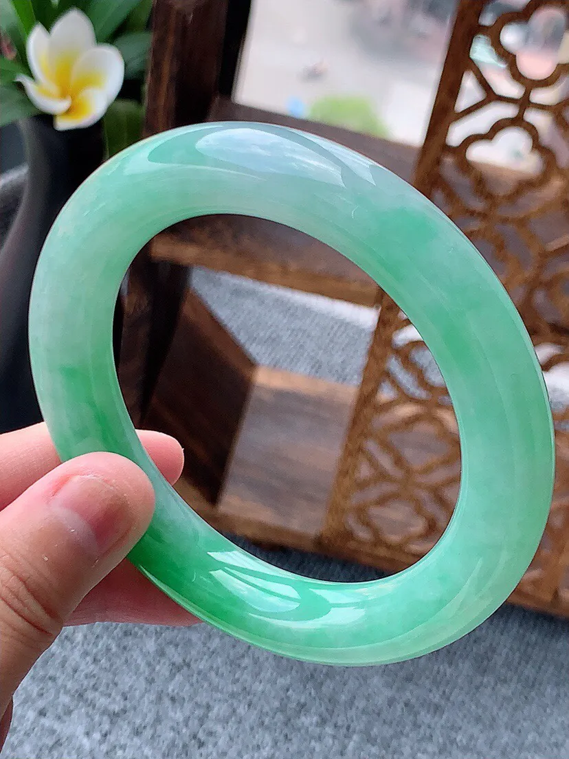 a货翡翠老坑种飘绿胖圆条手镯60-61大圈口 尺寸60.5×12.3mm 重量93.13g 0622