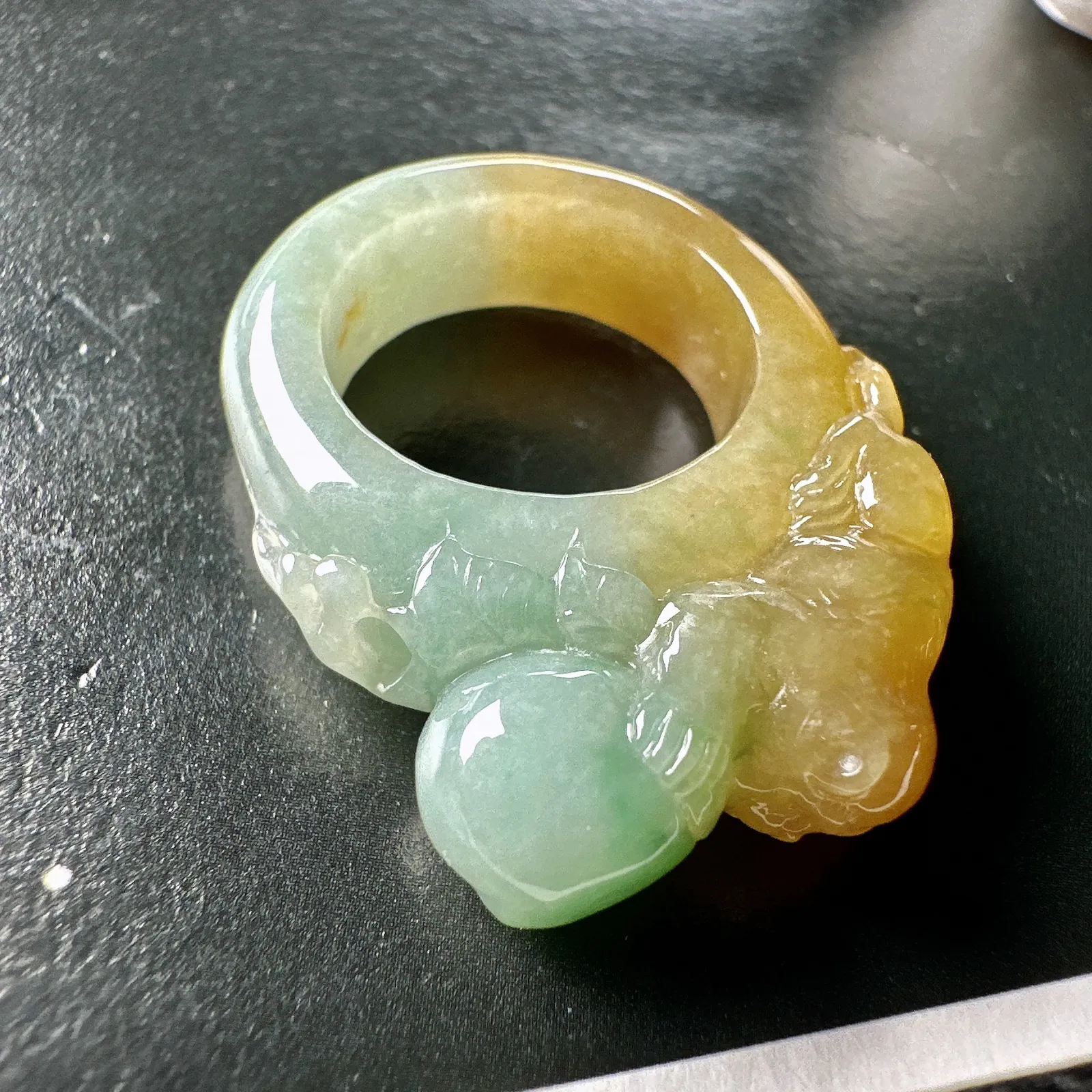【冰糯种黄加绿戒圈】灵猴献寿，稀缺多彩料，难得的好颜色，韵味十足，古色古香。