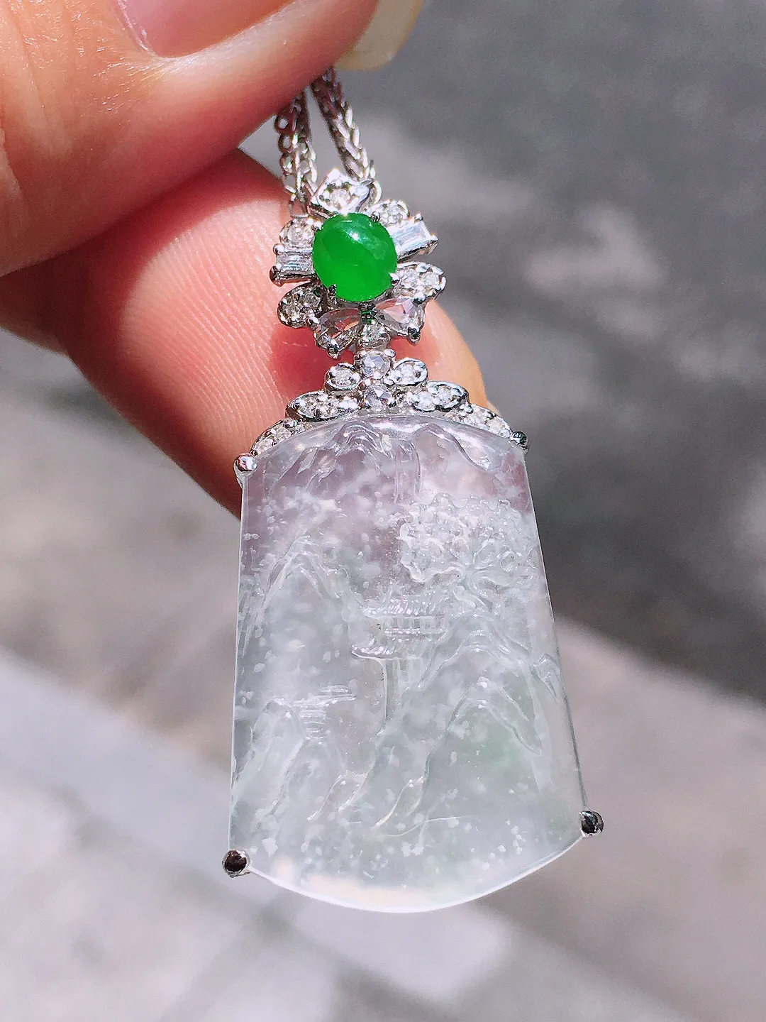 冰种山水牌吊坠，玉质细腻，荧光感超
强，饱满圆润，气质满满。18k
金豪华镶嵌