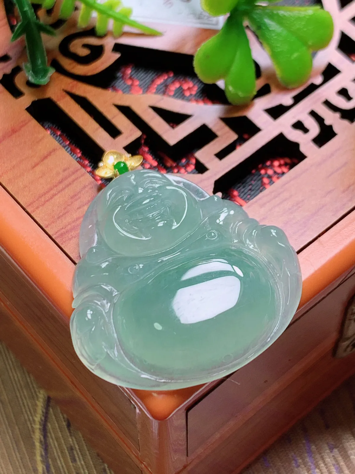 精品推荐，缅甸天然A货翡翠，18K金扣镶嵌冰种晴绿佛公吊坠，种水好，颜色鲜艳，玉质水润细腻，工艺精湛，佩戴效果更佳。