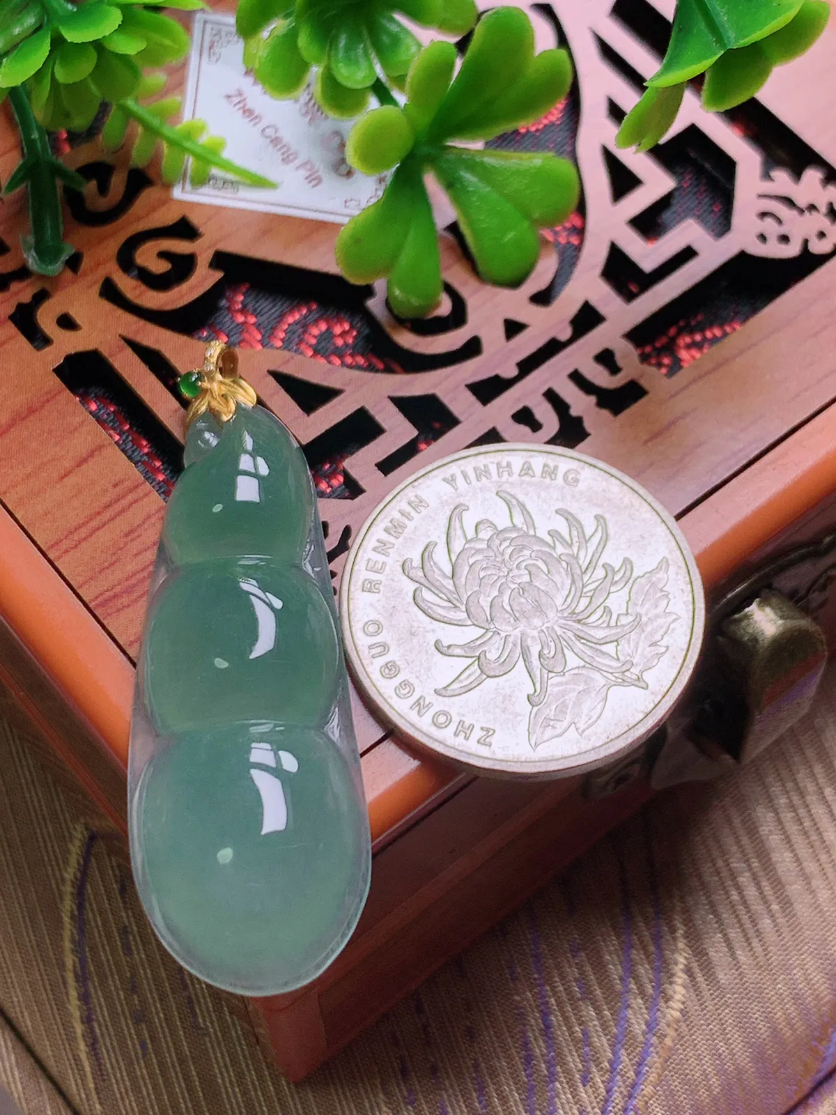 精品推荐，缅甸天然A货翡翠，18K金扣镶嵌冰种晴绿福豆吊坠，种水好，颜色鲜艳，玉质水润细腻，工艺精湛，佩戴效果更佳。