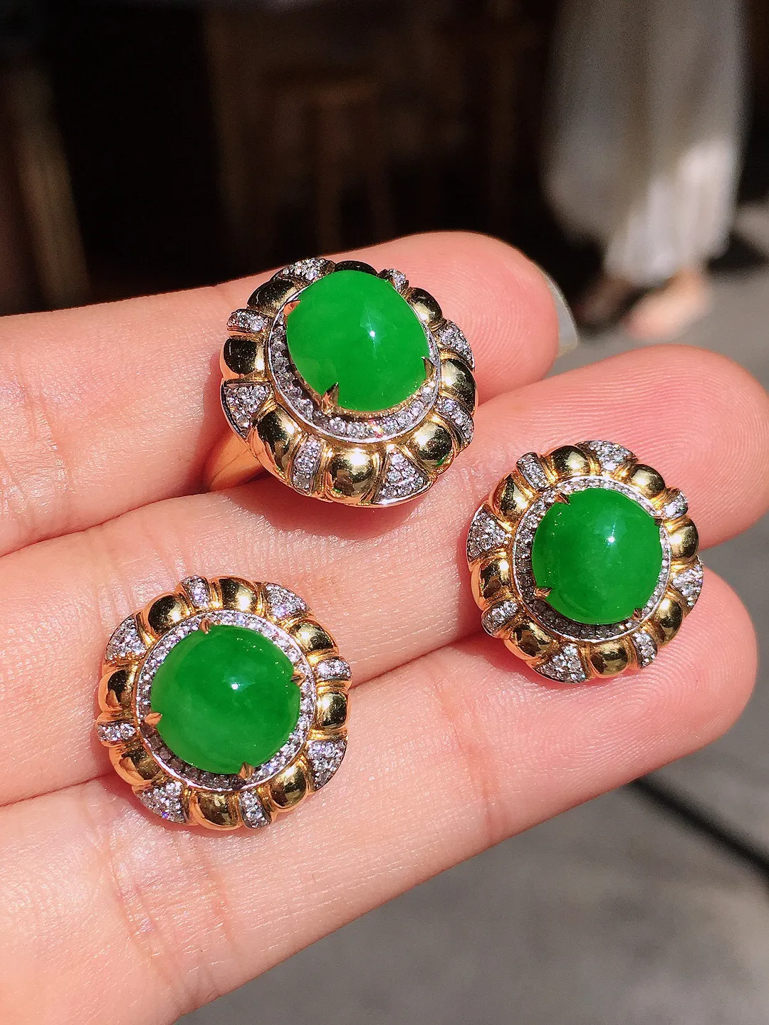 阳绿蛋面套装（耳钉+戒指），色泽均匀艳丽，玉质细腻，荧光感超
强，饱满圆润，气质满满。18k
金豪华镶嵌