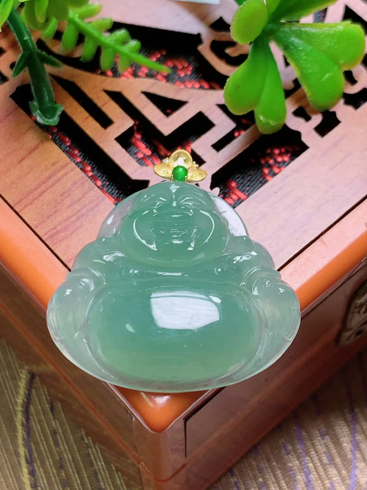 精品推荐，缅甸天然A货翡翠，18K金扣镶嵌冰种晴绿佛公吊坠，种水好，颜色鲜艳，玉质水润细腻，工艺精湛