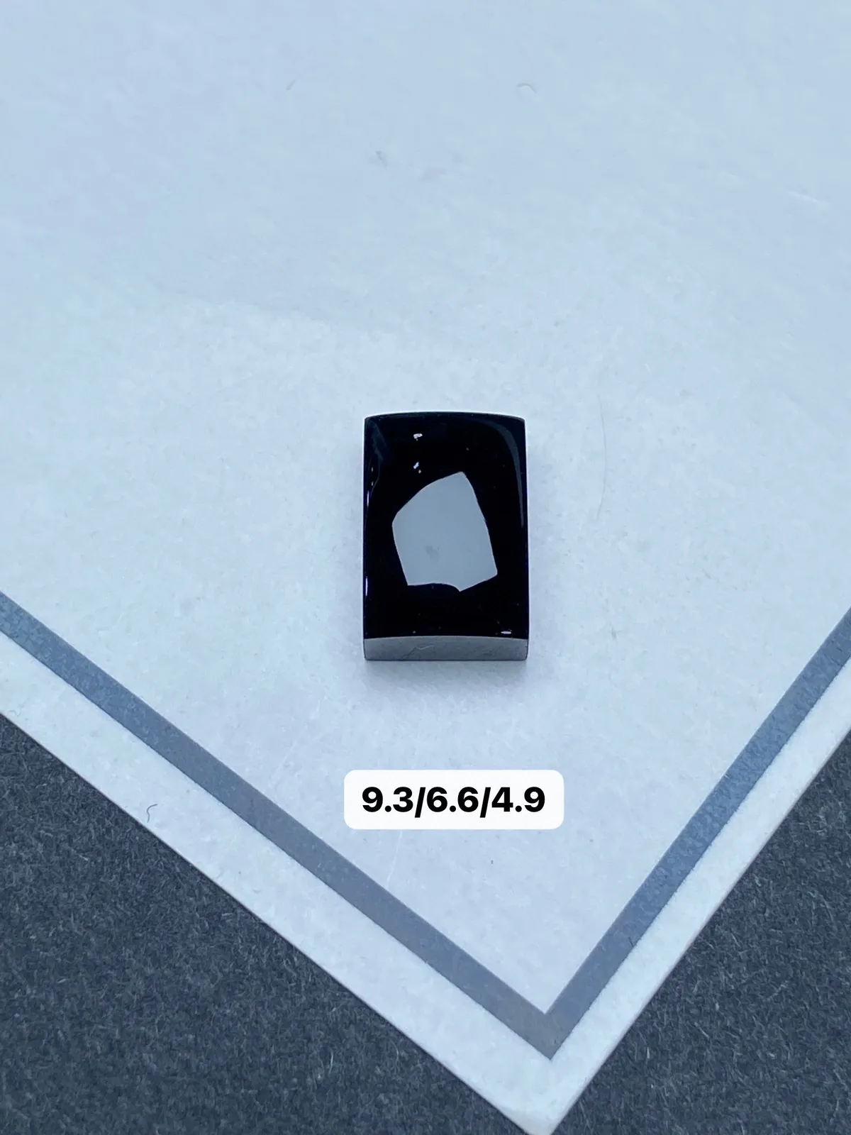 【墨翠精品裸石】
黑度油黑 灯打通透  品相饱满大气 尺寸9.3