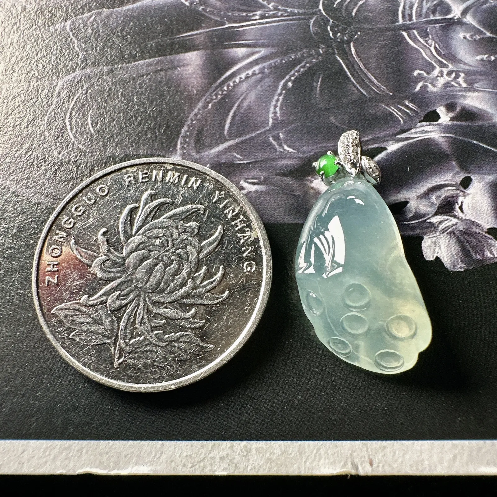 【冰种莲蓬】颜色种水都属于上乘品质，质地很不错，冰透细润，光泽度上佳，18k金钻镶嵌，裸石尺寸21.9*12.1*8.2毫米