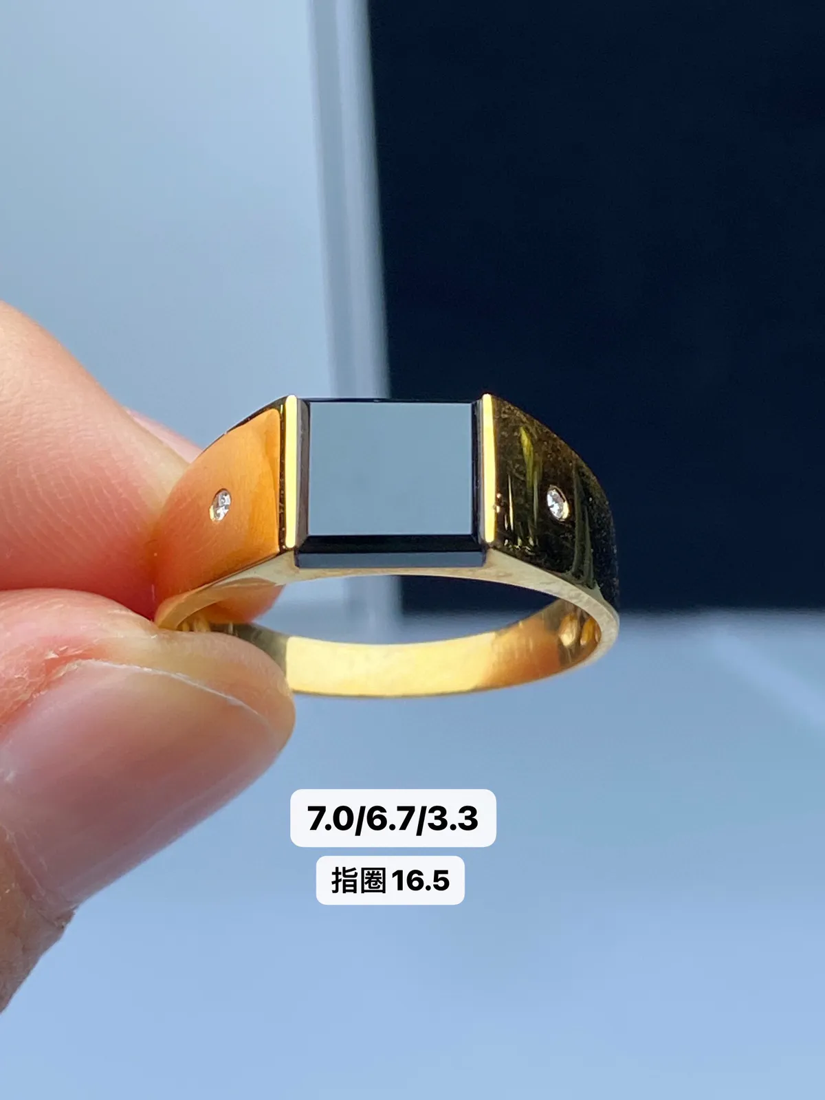 【墨翠戒指】
18k黄金 南非钻镶嵌 黑度好 灯打通透  品相饱满大气 尺寸7