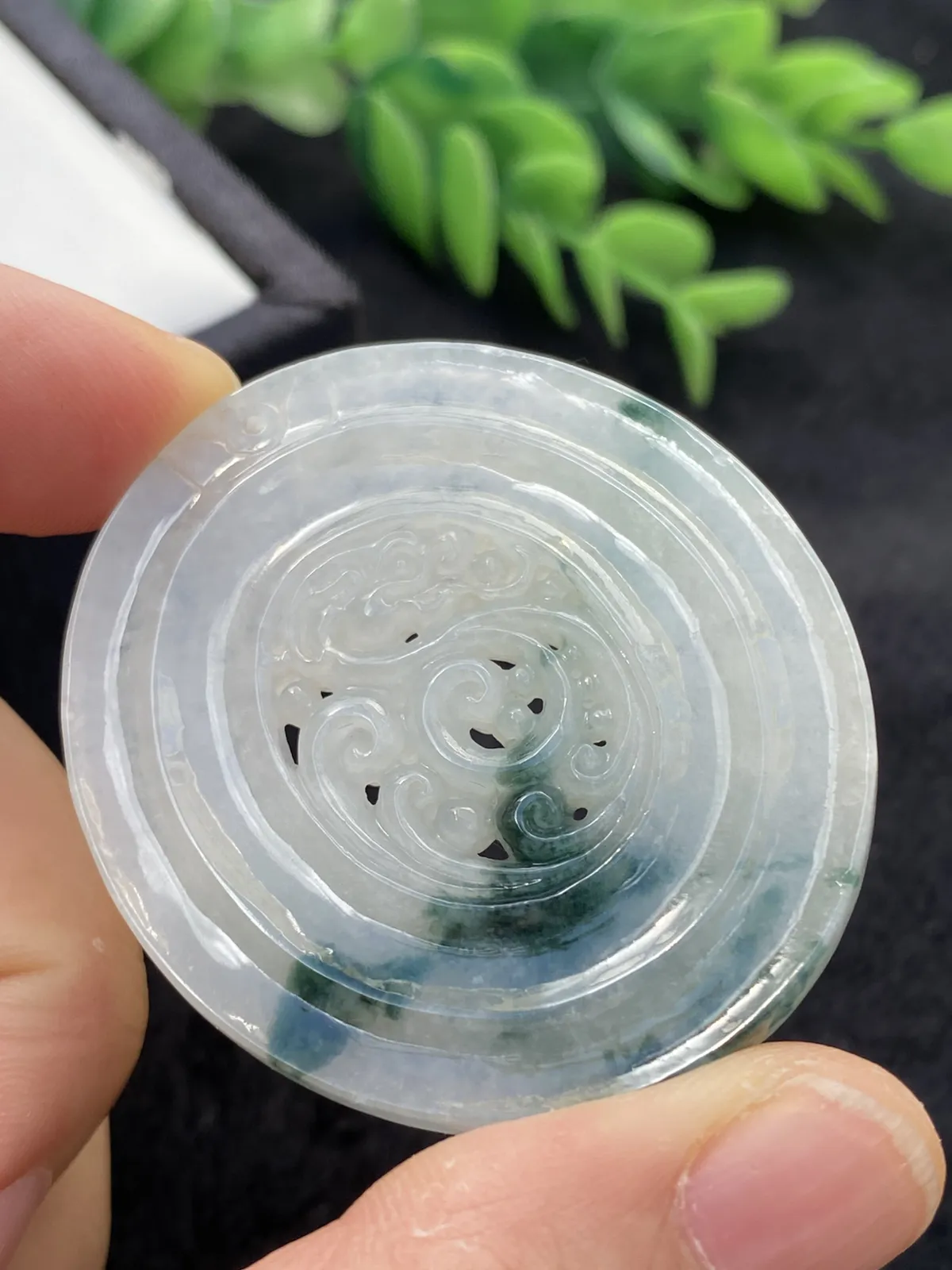推荐【飘花龙扣】水润，细腻，飘蓝绿花，飘花处像一把燃起的阿拉丁神灯，能让人心想事成
