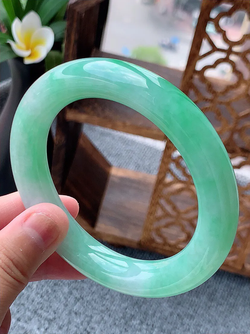 a货翡翠老坑种飘绿胖圆条手镯60-61大圈口 尺寸60.5×12.3mm 重量93.13g 0622