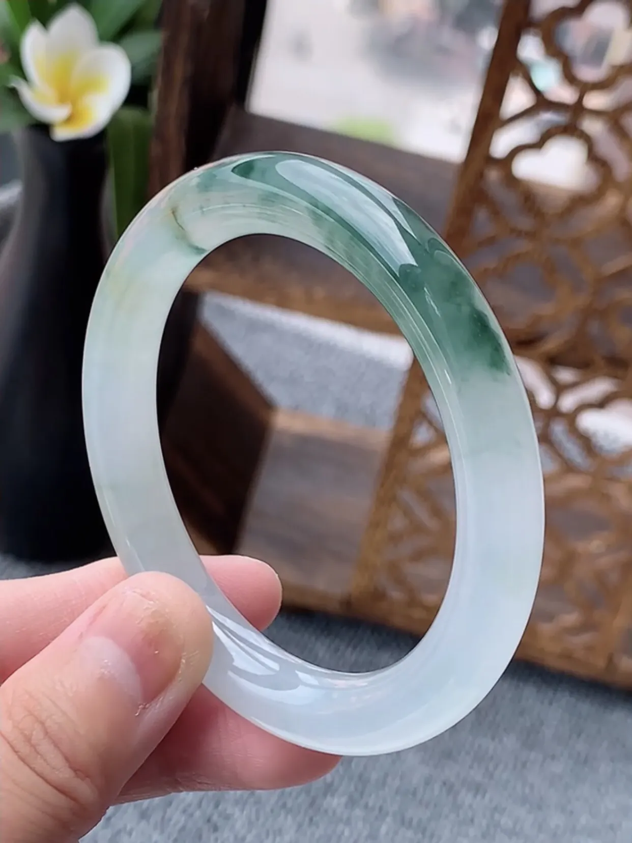 a货翡翠老坑冰种飘黄翡飘花圆条手镯52-53小圈口 尺寸52.6×8.8mm 重量42.30g 0622