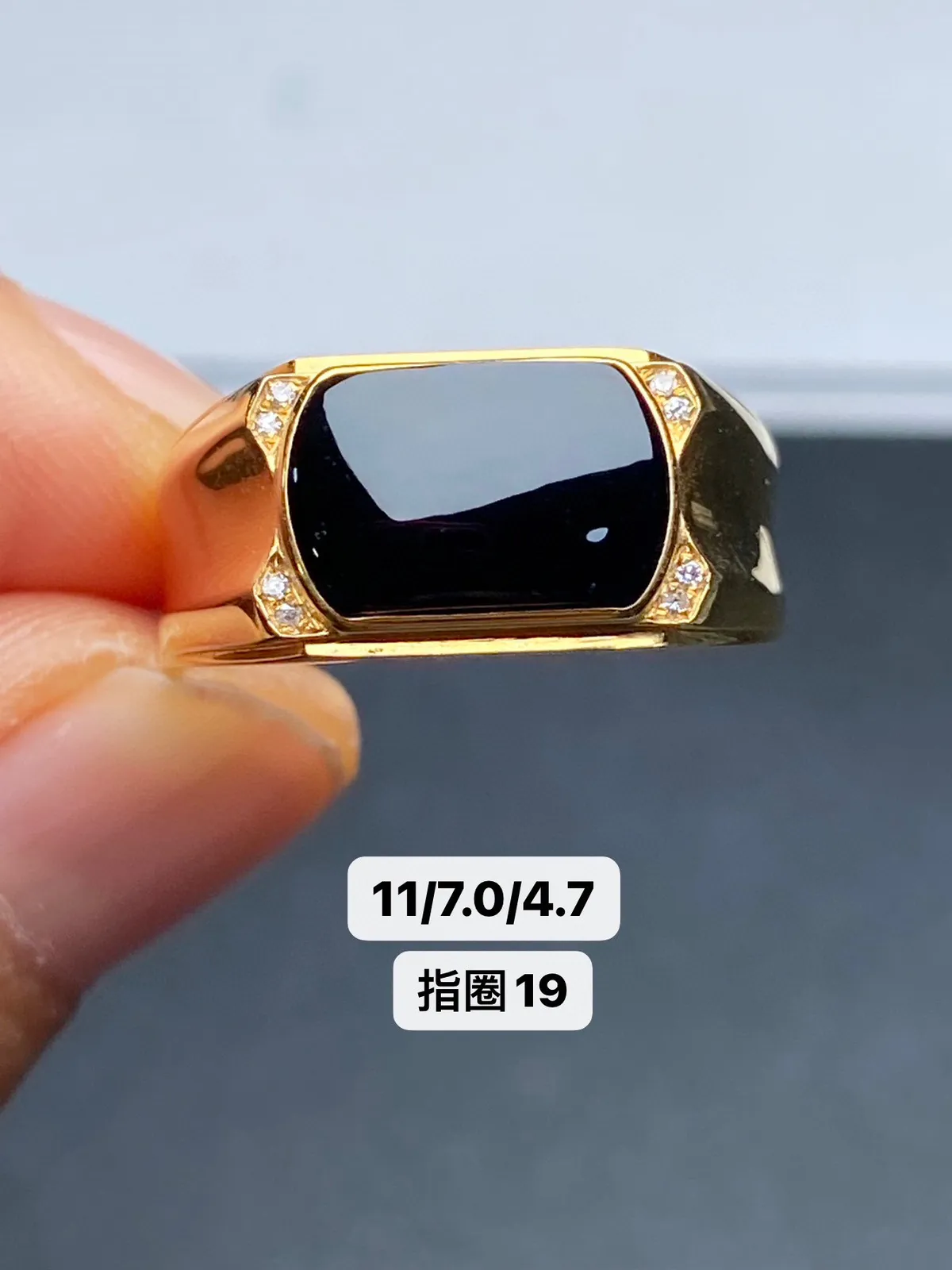 【墨翠戒指】
18k黄金 南非钻镶嵌 黑度油黑 灯打通透  品相饱满大气 尺寸11