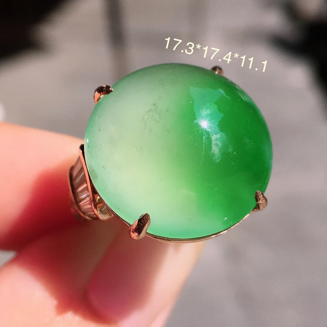 飘绿蛋面戒指，色泽艳丽，玉质细腻，荧光感超
强，饱满圆润，气质满满。18k
金豪华镶嵌