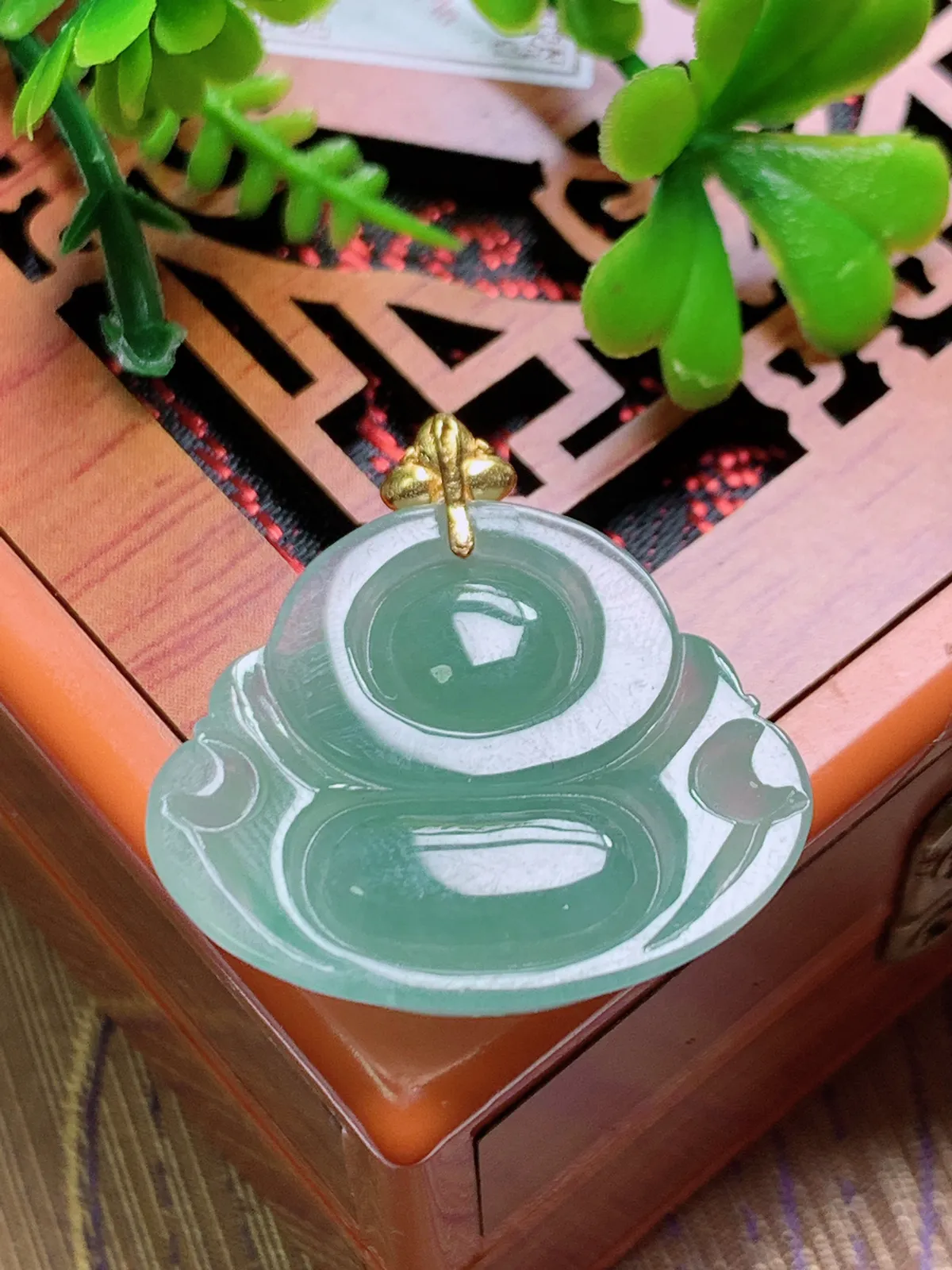 精品推荐，缅甸天然A货翡翠，18K金扣镶嵌冰种晴绿佛公吊坠，种水好，颜色鲜艳，玉质水润细腻，工艺精湛，佩戴效果更佳。