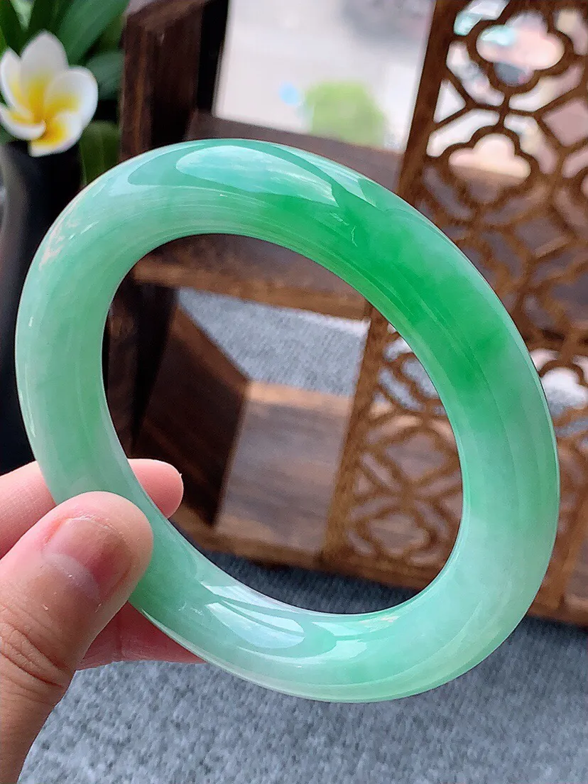 a货翡翠老坑种飘绿胖圆条手镯60-61大圈口 尺寸60.5×12.3mm 重量93.13g 0622
