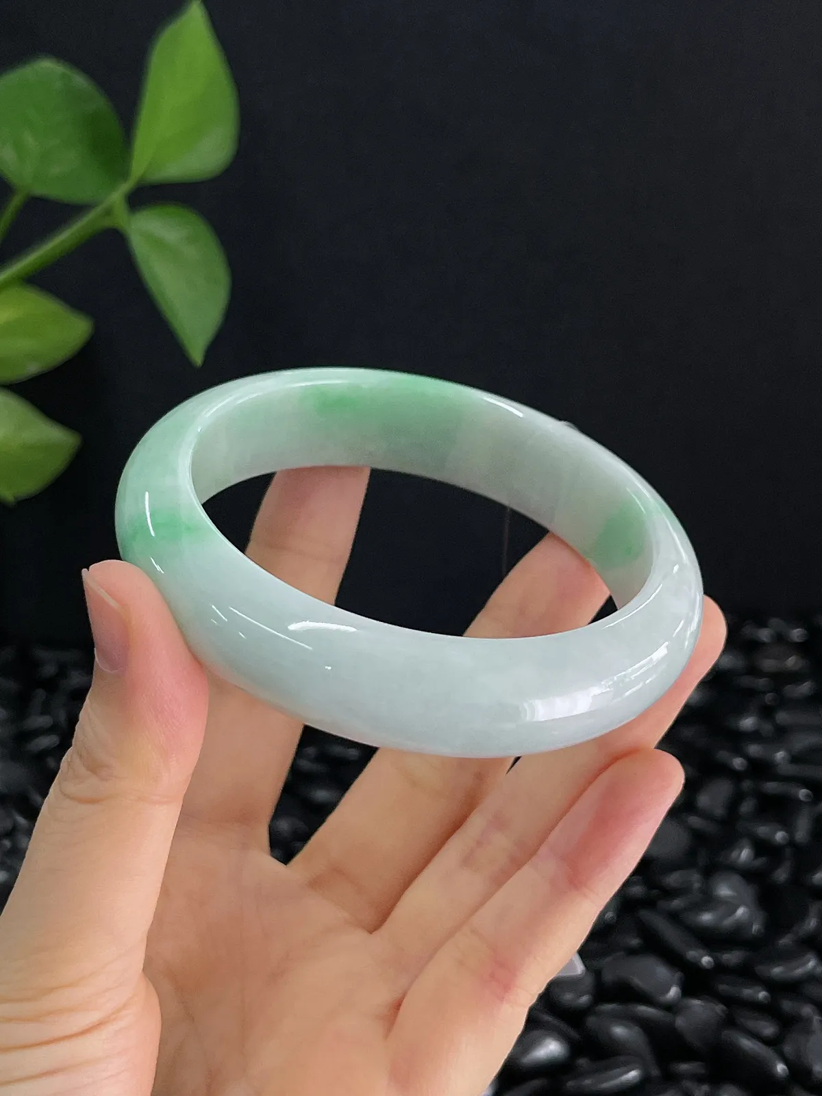 正圈58.8圈口，翡翠糯化种淡绿色手镯