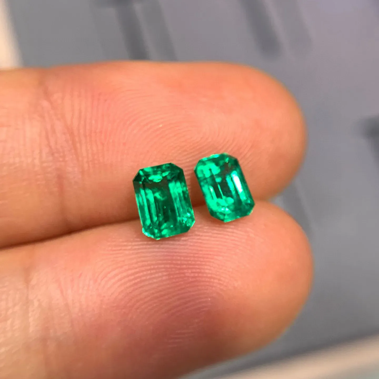 重量：1.56克拉！天然祖母绿耳钉裸石 颜色艳丽 玻璃体 晶莹剔透 火彩好 实物颜色好 规格：6/4.4/4mm️代镶嵌！
