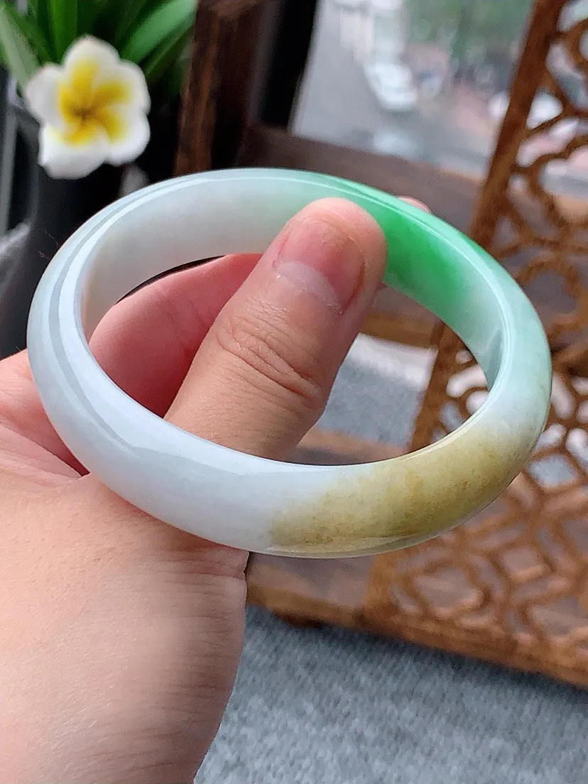 a货翡翠老坑黄加绿双彩贵妃手镯55-56圈口 尺寸55.8×49×13.5×6.5mm 重量48.67g 0617
