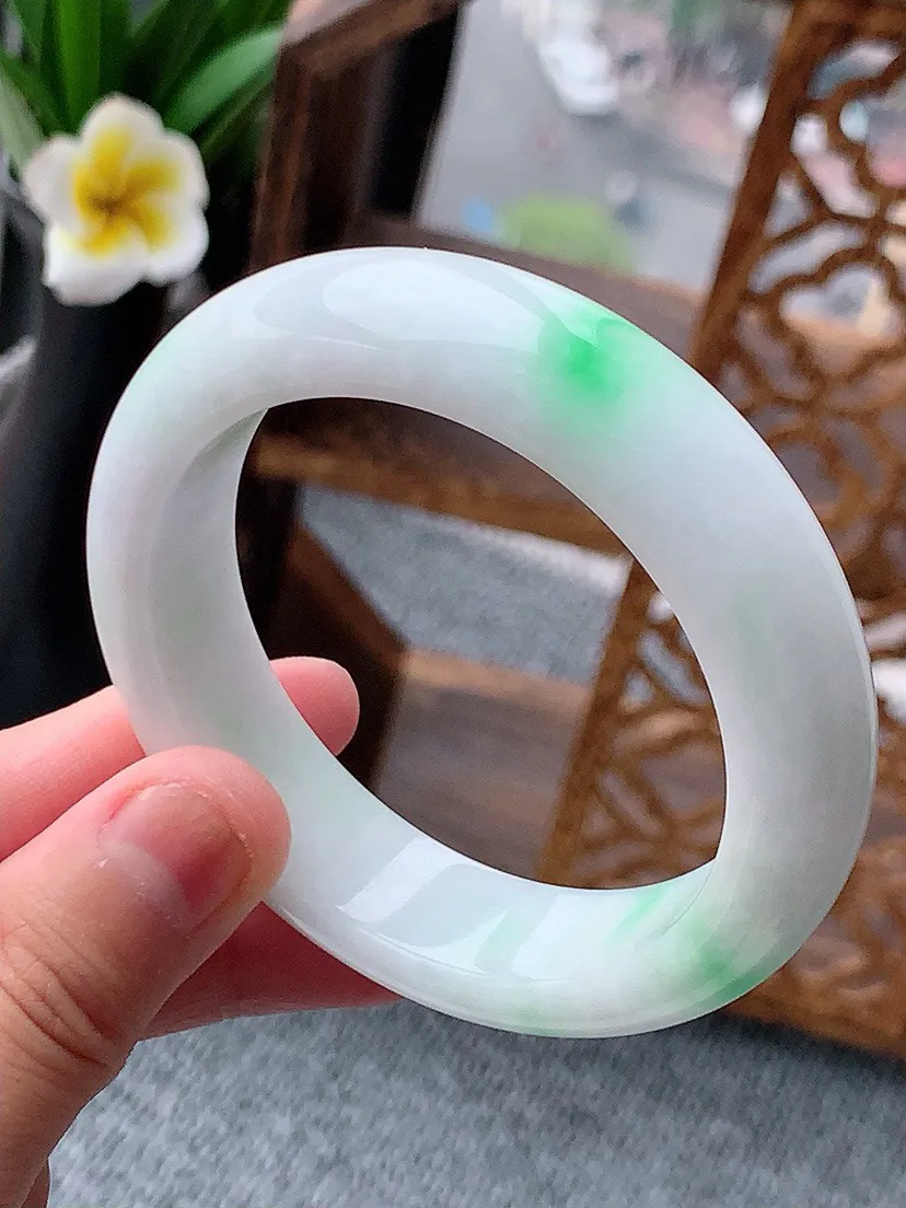 a货翡翠老坑飘绿宽边正装正圈手镯52-53小圈口 尺寸52.8×14.3×8.6mm 重量69.30