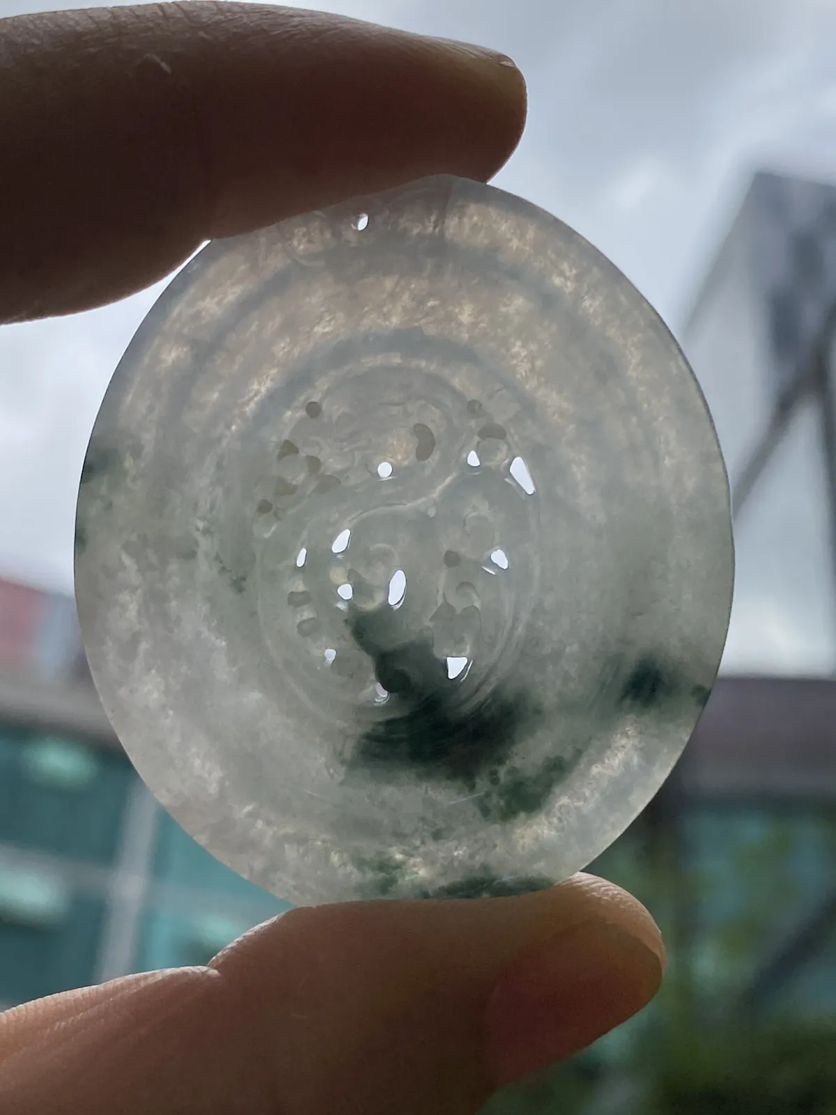 推荐【飘花龙扣】水润，细腻，飘蓝绿花，飘花处像一把燃起的阿拉丁神灯，能让人心想事成