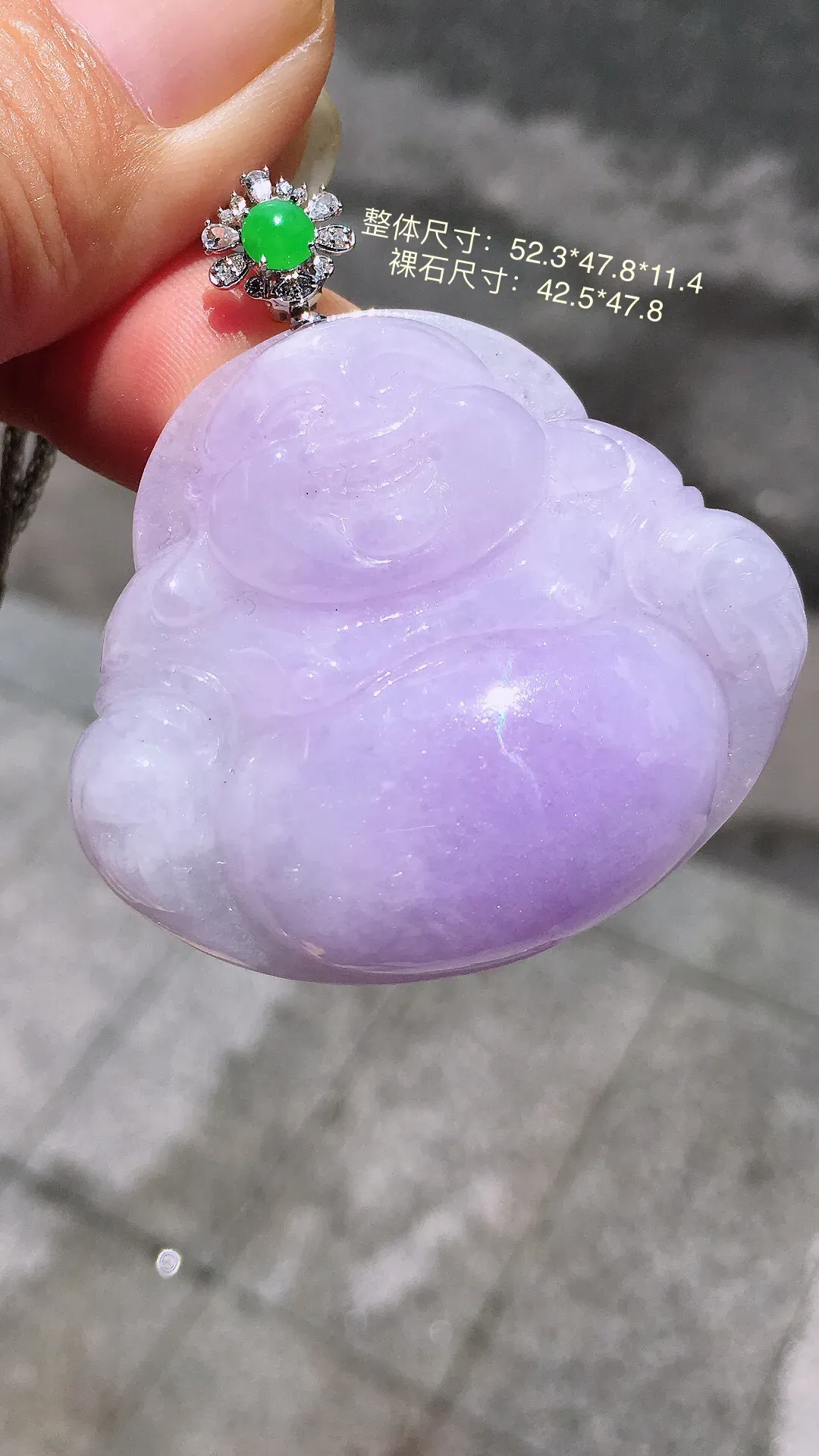 紫罗兰佛公吊坠，色泽均匀艳丽，玉质细腻，荧光感超
强，饱满圆润，气质满满。18k
金豪华镶嵌