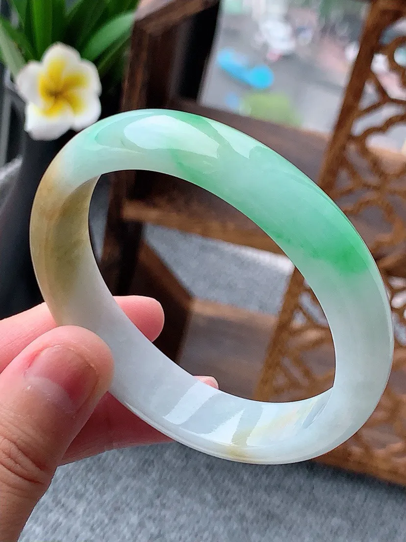 a货翡翠老坑黄加绿双彩贵妃手镯55-56圈口 尺寸55.8×49×13.5×6.5mm 重量48.67g 0617