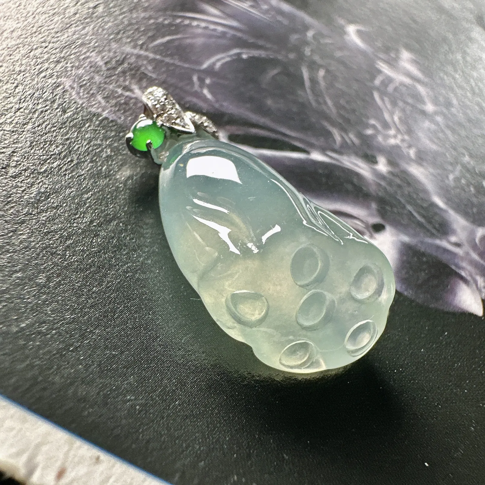 【冰种莲蓬】颜色种水都属于上乘品质，质地很不错，冰透细润，光泽度上佳，18k金钻镶嵌，裸石尺寸21.9*12.1*8.2毫米