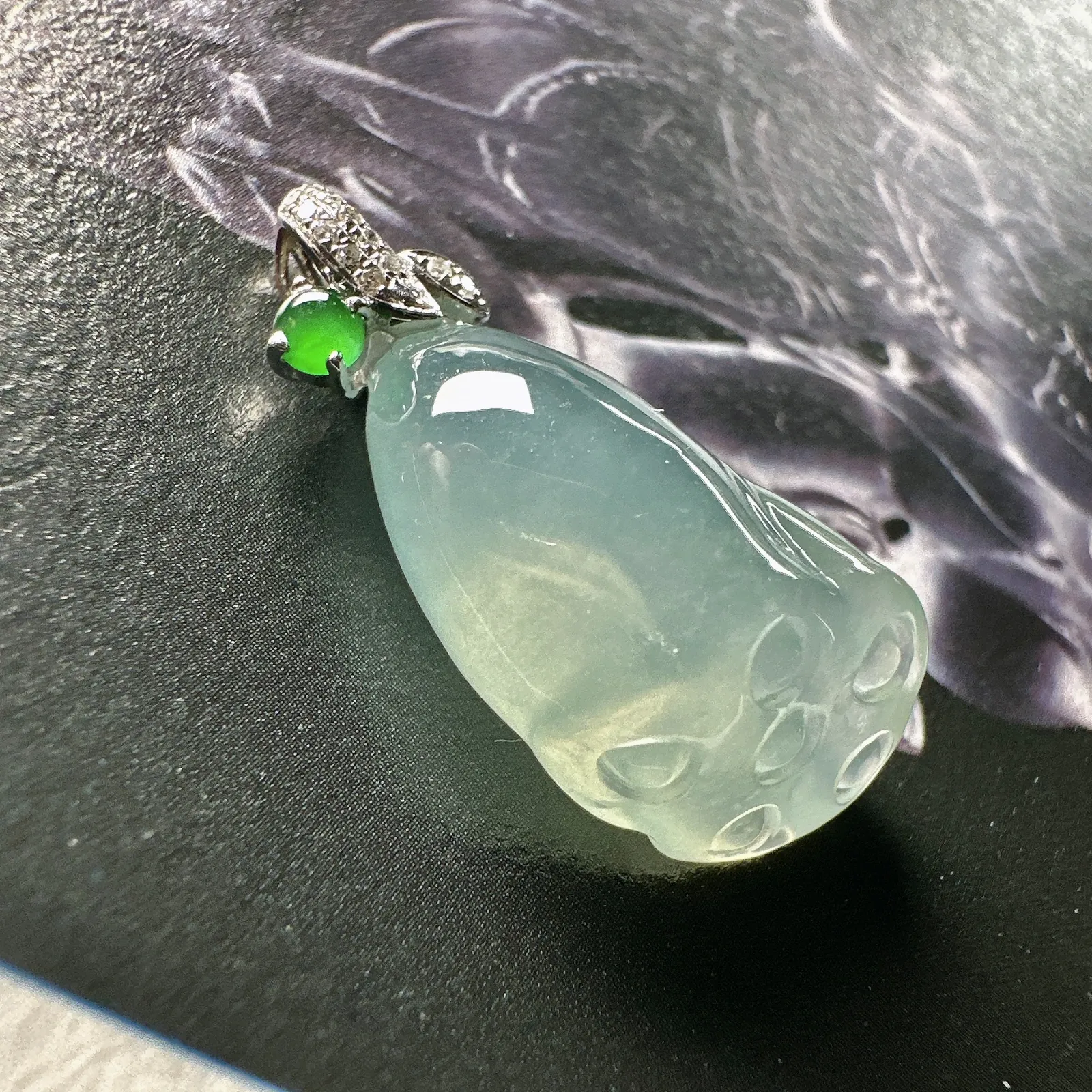 【冰种莲蓬】颜色种水都属于上乘品质，质地很不错，冰透细润，光泽度上佳，18k金钻镶嵌，裸石尺寸21.9*12.1*8.2毫米