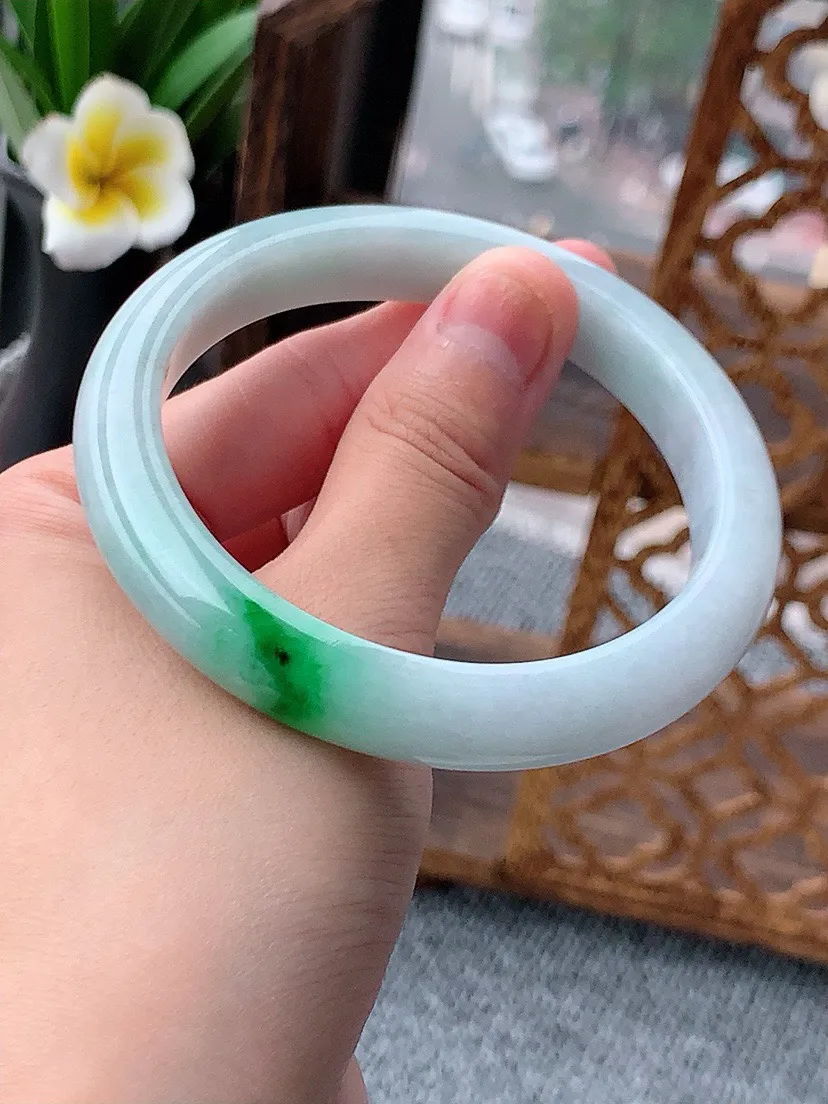 a货翡翠老坑飘绿正装正圈手镯59-60大圈口  尺寸59×10.4×8mm 重量53.77g 0617。