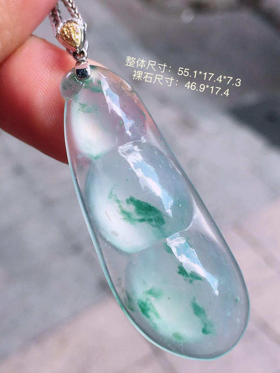 冰飘花福豆吊坠，色泽艳丽，玉质细腻，荧光感超
强，饱满圆润，气质满满。18k
金豪华镶嵌