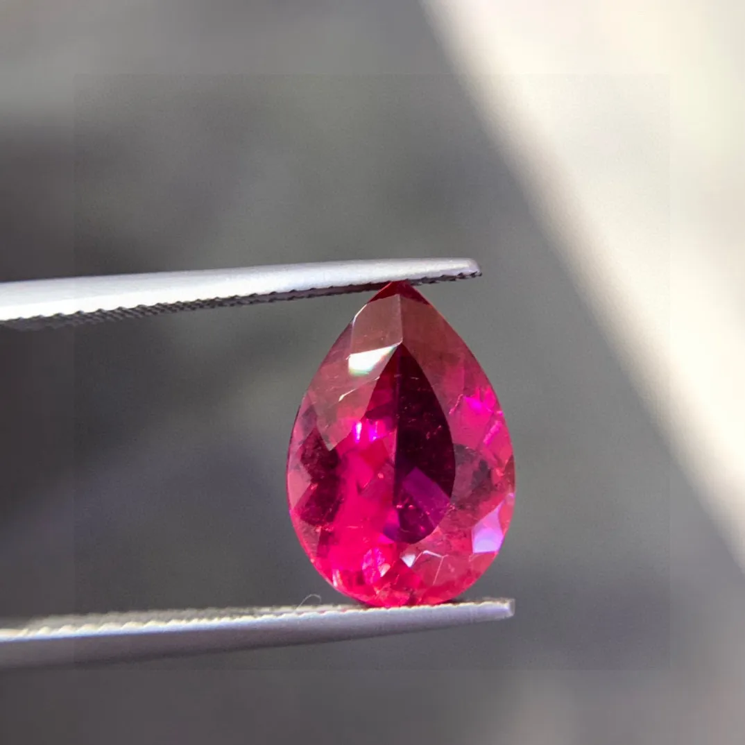 重量：4.54克拉，天然卢比来碧玺裸石 热粉色颜色美艳 晶体干净 火彩好 规格：13.8/9.8/5