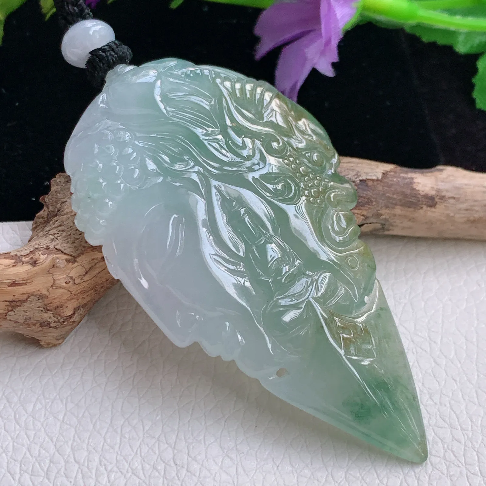 mut实拍62.3*36*9.5天然翡翠精雕冰润双彩一念之间玉吊坠 玉挂件
