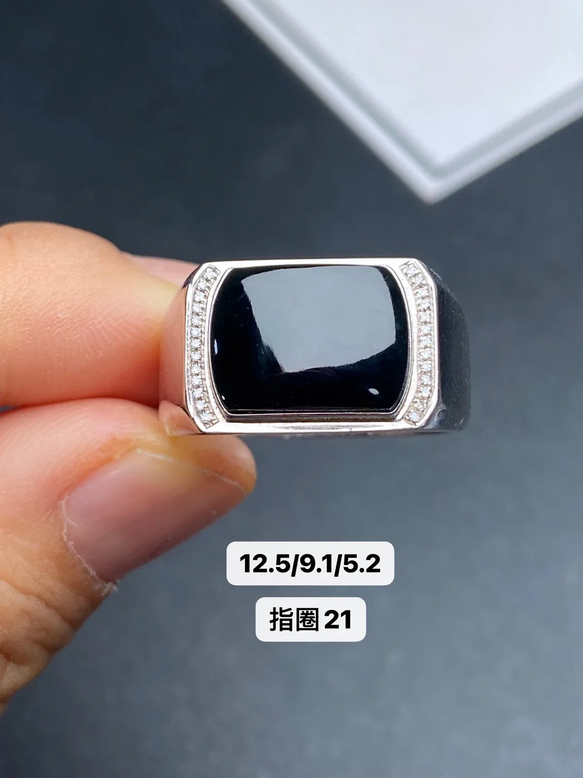 【墨翠戒指】
18k白金 南非钻镶嵌黑度油黑 灯打通透  品相饱满大气 尺寸12.5