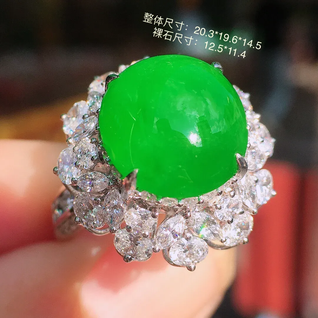 阳绿蛋面戒指，色泽均匀艳丽，玉质细腻，荧光感超
强，饱满圆润，气质满满。18k
金豪华镶嵌