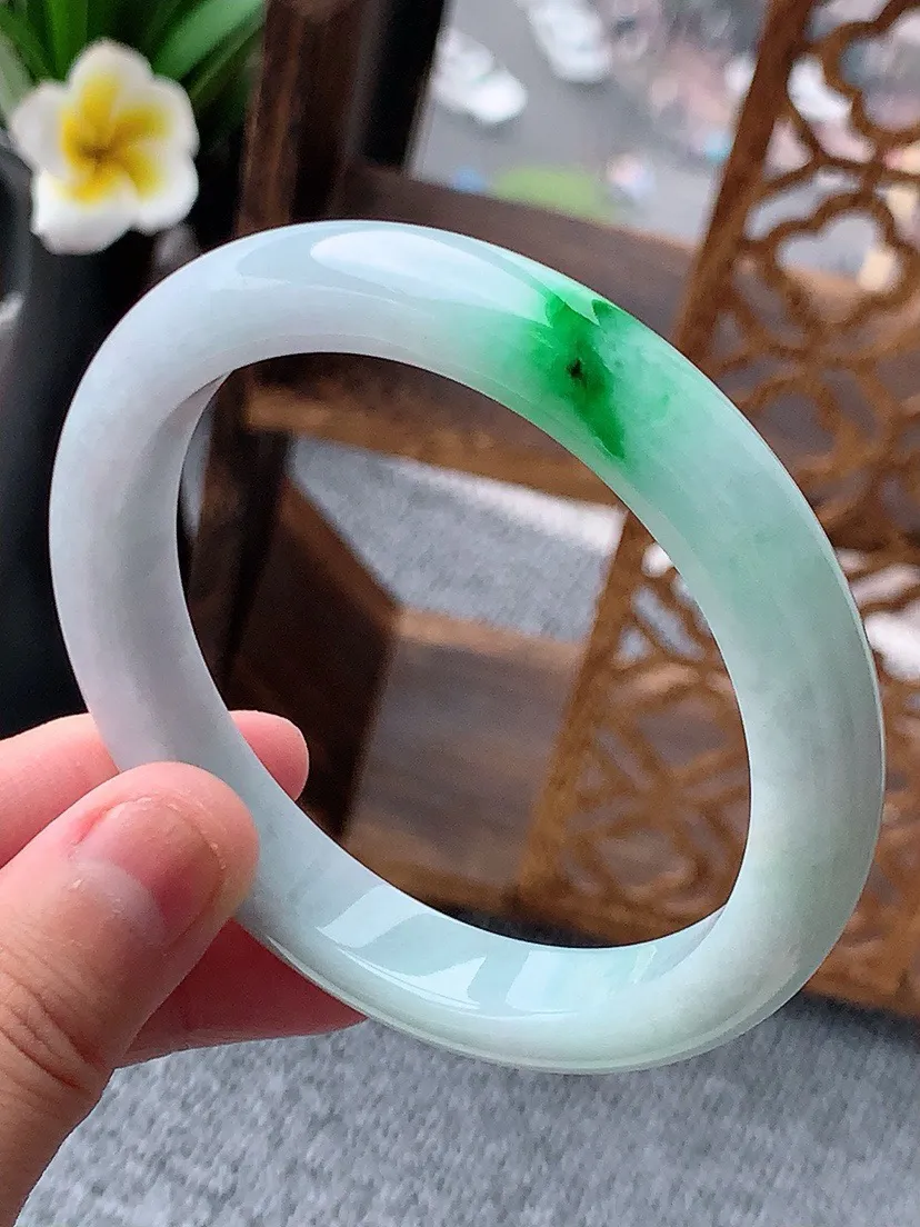 a货翡翠老坑飘绿正装正圈手镯59-60大圈口  尺寸59×10.4×8mm 重量53.77g 061